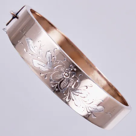 Armring, öppningsbar med säkerhetskedja, Ø 5,5x6cm, bredd: ca 10-14mm, K&EC, Carlson K & E, år 1949, sliten förgyllning, 830/1000 silver  Vikt: 18,4 g