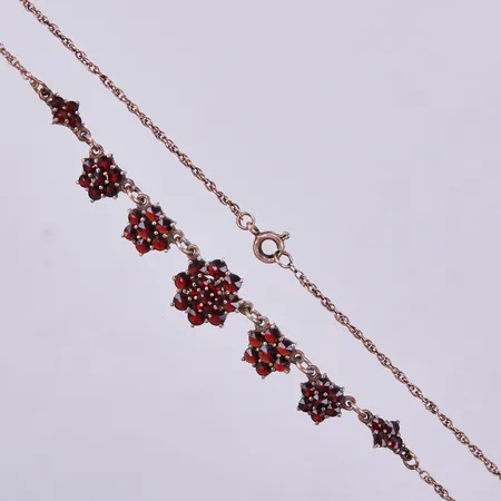 Collier med granater, längd: ca 42cm, bredd: ca 2-12mm, förgylld, sliten förgyllning, 830/1000 silver  Vikt: 7 g