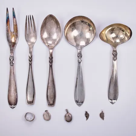 Diverse smycken och bestick, trasigt/graverat, 830/1000 silver  Vikt: 253,3 g