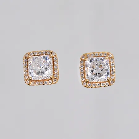 Ett par örhängen, vita stenar, 8x8mm, 14K Vikt: 3 g