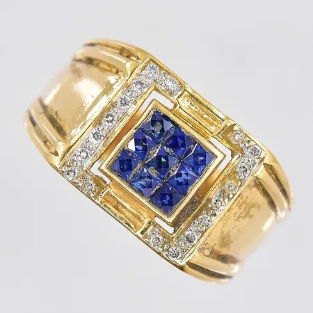 Klackring med diamanter ca 18x0,01ct, safirer, stl 19¾, 18K Vikt: 12,6 g