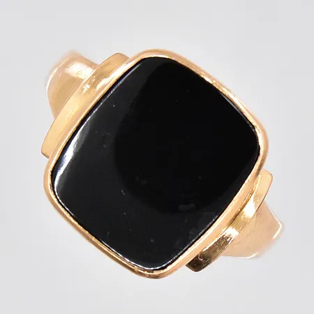 Klackring med svart platta, stl 18½, 15x13mm, graverad, 18K Vikt: 6,9 g