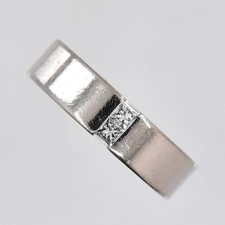 Ring med prinsesslipade diamanter 0,10ctv, stl 16, bredd 5mm, vitguld, Schalin, graverad, 18K Vikt: 7,5 g