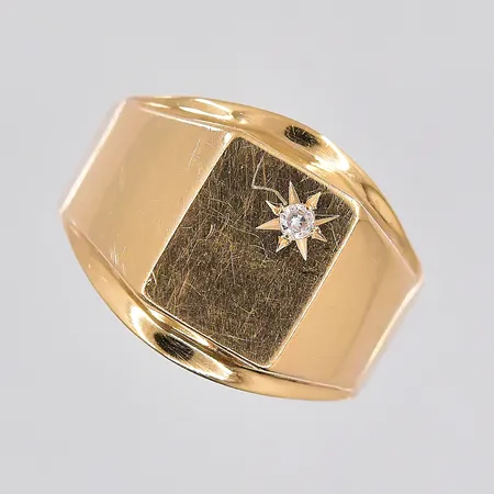 Klackring med vit sten, stl 17½, 18K Vikt: 3,2 g