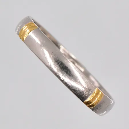Ring, stl 19¾, gul/vitguld, gravyr, 18K Vikt: 4,6 g