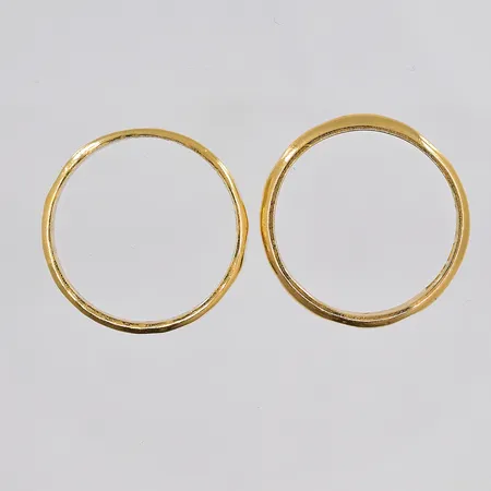 2 ringar, stl 20½, gravyrer, 23K Vikt: 12,3 g