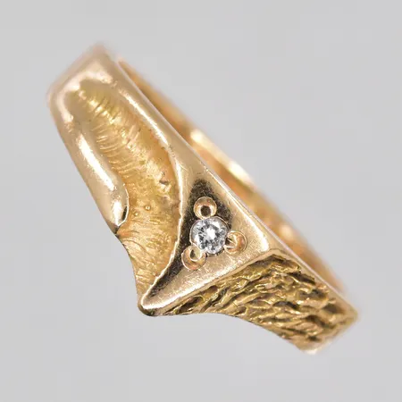 Ring med diamant 0,03ct, stl 19¼, gravyr, 18K Vikt: 6,8 g
