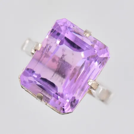 Ring med lila sten, stl 16¾,skadad fattning, silver Vikt: 4,9 g