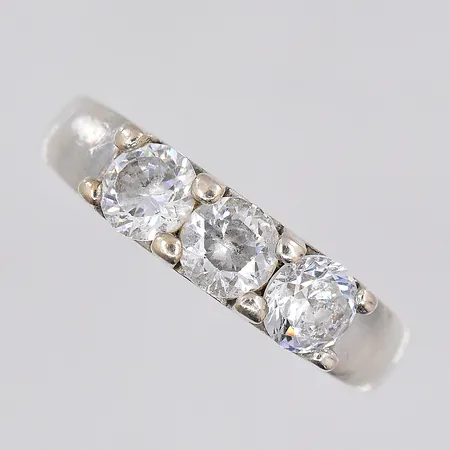 Ring med vita stenar, stl 17¾, GHA, 925/1000 silver Vikt: 3,7 g