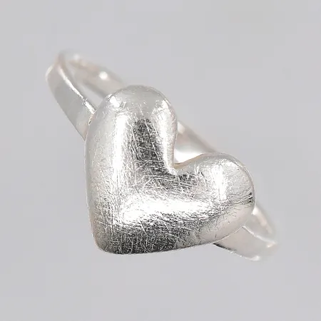 Ring, hjärta, stl 18, silver Vikt: 2,4 g