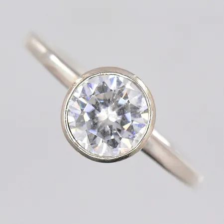 Ring med vit sten, stl 18¾, GHA,silver Vikt: 3,6 g