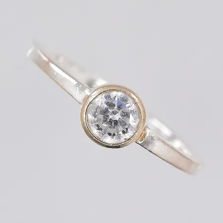 Ring med vit sten, stl 18, silver Vikt: 1,9 g