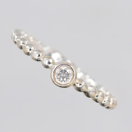 Ring med vit sten, stl 17, silver Vikt: 1,4 g