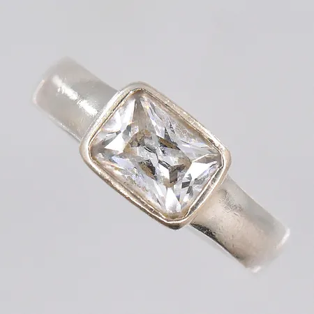 Ring med vit sten, stl ca 17, ojämn skena, silver Vikt: 4 g
