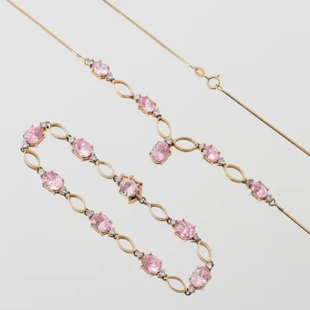 Smyckeset med rosa stenar och diamanter där 1st på halsbandet och 6st på armbandet indikerar syntet, längd halsband 46cm, längd armband 19cm, 14k Vikt: 25,2 g