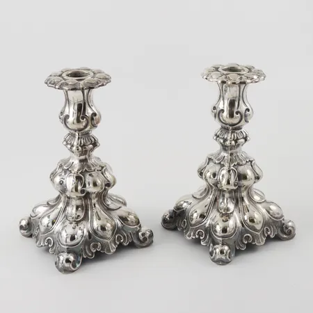 Ett par ljusstakar Barockstil, höjd 18 cm, nysilver Vikt: 0 g Skickas med postpaket.