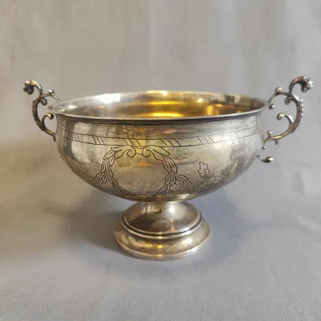 Skål med blomdekor på fot med hänklar, höjd ca 12cm, Ø16,5cm, K. Andersson 1937. 830/1000 Silver Vikt: 418,4 g