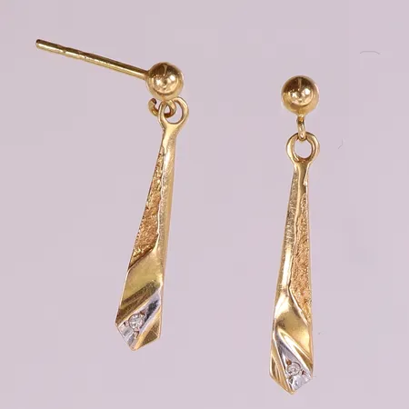 Ett par örhängen med 8/8-slipade diamanter 2xca0,005ct, ca 25x3,5mm, , saknar snurrebussar. 18K  Vikt: 1,1 g