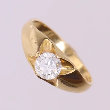 Ring med vit sten, stl 16, ca bredd 1,5-6,5mm, sneda klor, GHA. 18K Vikt: 2 g