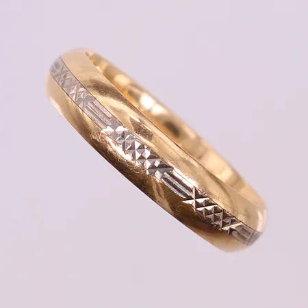 Ring med vitguldsdekor, stl 18¼, ca bredd 4,5mm, gravyr. 18K Vikt: 4,4 g
