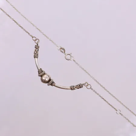 Collier med dekor, längd 43,5cm, bredd 0,9-8mm, silver 925/1000.  Vikt: 5,4 g