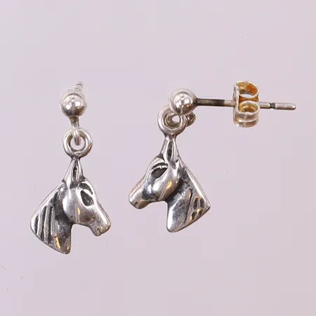 Ett par örhängen med hundar, 13x8,5mm, silver 925/1000.  Vikt: 1,5 g