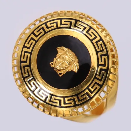 Ring med Medusa och svart dekor, stl 18¼, bredd 3mm, fattningens mått ca 9x9mm, OBS! Ej märkesdesign. 21K  Vikt: 5,2 g