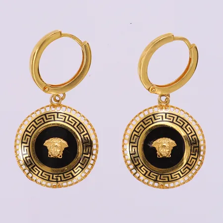 Ett par örhängen, creoler med Medusa och svart dekor, ca 38mm, bredd 1,5-19mm, OBS! Ej märkesdesign. 21K  Vikt: 7,4 g