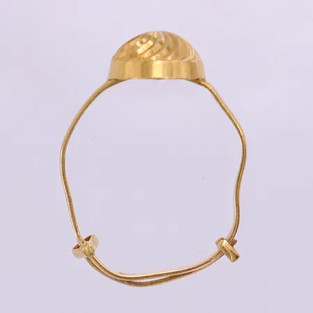 Ring med mönsterdekor, stl 15, bredd 1,5-8mm, reglerbar skena, bucklig. 21K  Vikt: 1,1 g