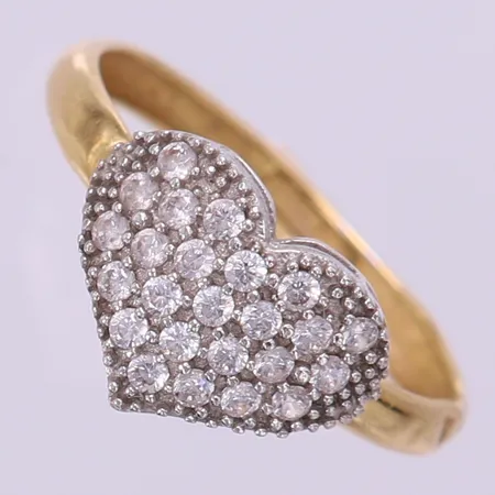 Ring hjärtformad med vita stenar infattade i vitguld, stl 17½, bredd 2,5-9,5mm, bucklig, skev. 18K Vikt: 1,5 g