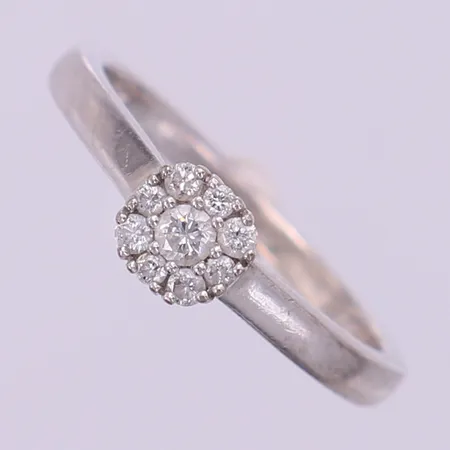 Ring med diamanter ca 1x0,05ct, 8x0,01ct, stl 16¼, bredd 1,5-5mm, ostämplad. 18K  Vikt: 3 g