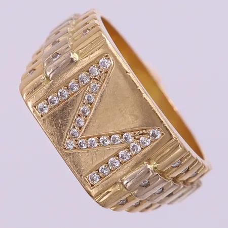 Ring med diamanter ca 55x0,005ct, stl 19½, bredd 4-12mm, skev. 18K  Vikt: 12,8 g
