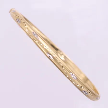 Stelt armband med vitguldsdekor, ca Ø56mm, bredd 4mm, öppningsbart, bucklig, skev. 14K  Vikt: 4,6 g