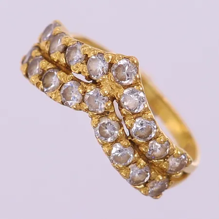Ring med vita stenar, stl 15½, bredd 1,9-8,1mm, skev skena, 22K Vikt: 2,2 g