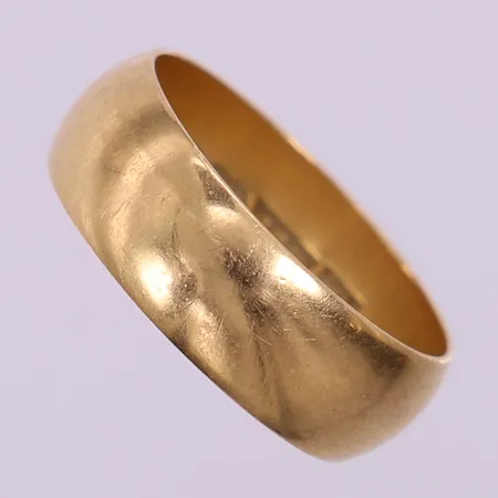 Ring slät, stl 16, ca bredd 6mm, gravyr. 18K  Vikt: 3,7 g