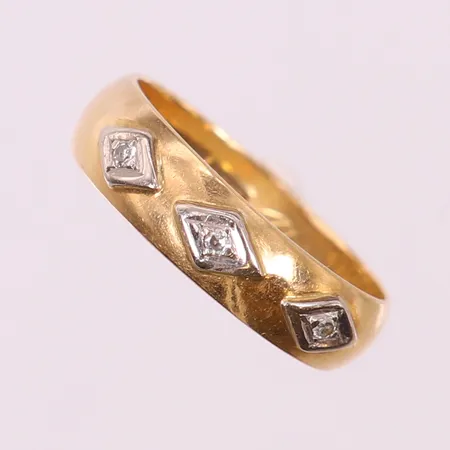 Ring med diamanter ca 3x0,01ct, stl 16, bredd 4,5mm, gravyr. 18K  Vikt: 3,2 g