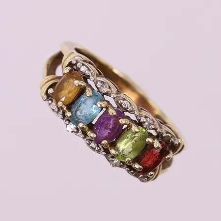 Ring med färgstenar och 8/8-slipade diamanter ca 4x0,005ct, stl 17, bredd 2-8mm. 10K Vikt: 3,5 g