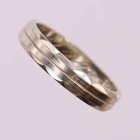 Ring med mönsterdekor, stl 17½, ca bredd 4mm, vitguld, gravyr. 18K Vikt: 3,9 g