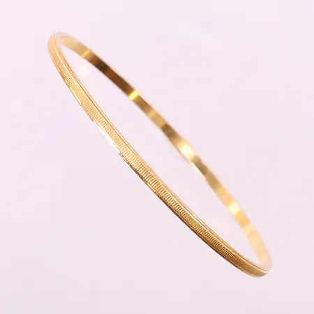 Armring med räfflad dekor, ca Ø58,4mm, bredd 1,4mm, 21K Vikt: 10 g