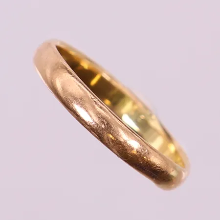 Ring, stl 18¾, bredd 1,1mm, Personlig gravyr, skev skena, 21K  Vikt: 2,7 g