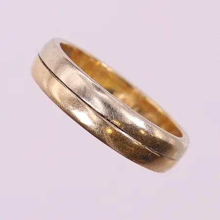 Ring tvåfärgad, stl 18, ca bredd 5mm, gravyr, repig, ostämplad. 18K  Vikt: 6,1 g