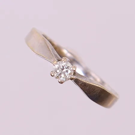 Ring med diamant ca 0,20ct, stl 17, bredd 2-4mm, vitguld. 18K  Vikt: 3,8 g