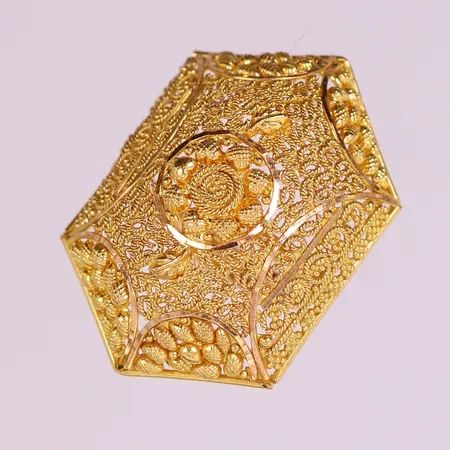 Ring med filigranarbete, stl 18, bredd 2,6-22,5mm, justerbar, defekt, 21K Vikt: 8,2 g