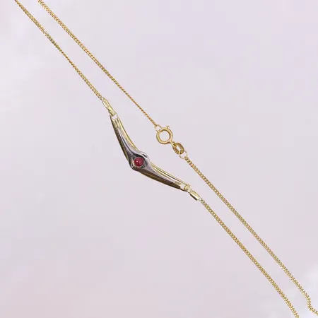Collier tvåfärgad med röd sten, ca 45cm, bredd 1-7mm. 14k Vikt: 5,6 g