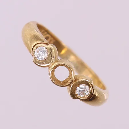 Ring med vita stenar, stl 17¼, bredd 2,5-4,5mm, saknar sten. 14K  Vikt: 2,5 g