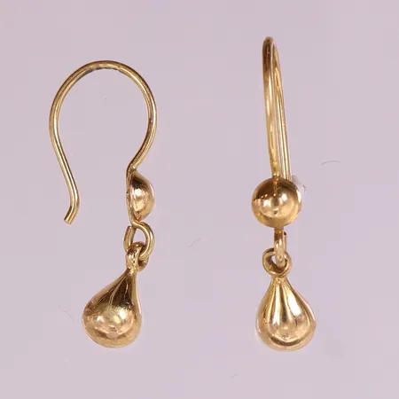 Ett par örhängen med droppar, ca 24,5x5mm. 18K Vikt: 1,3 g