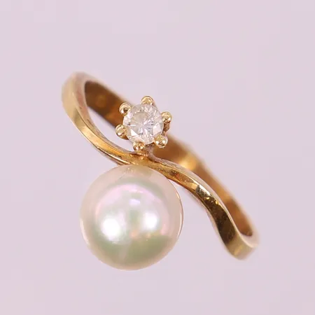 Ring med vit sten och odlad pärla ca Ø7,5mm, stl 17½, bredd 2,5-10mm. 18K  Vikt: 3,3 g