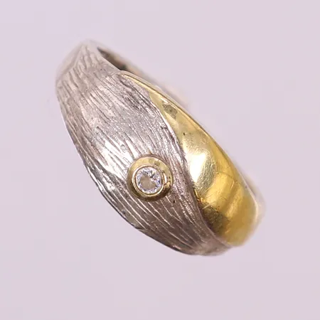 Ring delvis förgylld med vit sten, stl 17, ca bredd 2,5-9mm. 925/1000 silver Vikt: 4,4 g
