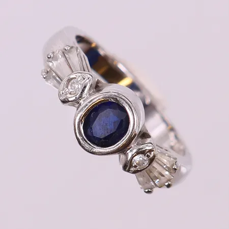 Ring med blå och vita stenar, stl 17¾, ca bredd 2,5-7,5mm, vitguld. 18K Vikt: 4,7 g