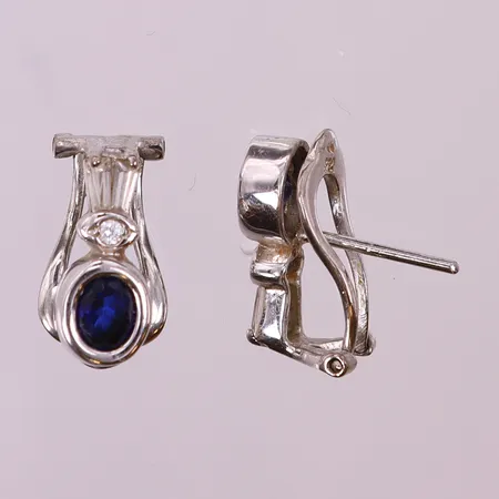 Ett par örhängen med blå och vita stenar, ca 15x7mm, vitguld. 18K Vikt: 5,4 g